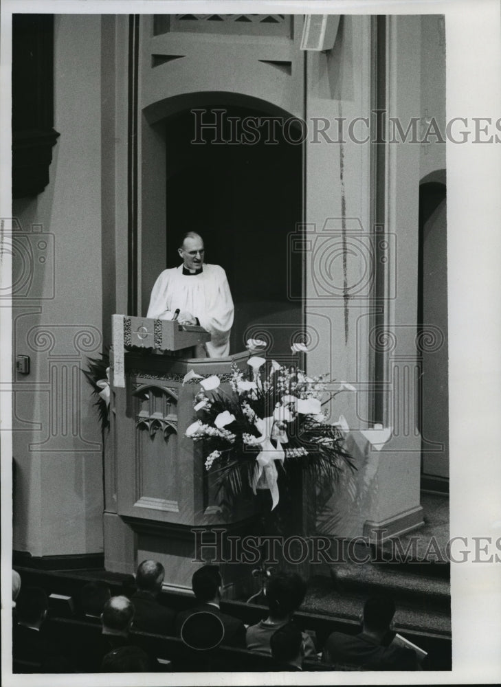 1968 Press Photo Reverend Herbert Berner at Mt. Olive Lutheran Church Milwaukee - Historic Images