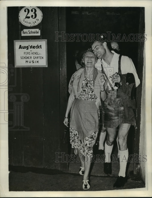 Press Photo After gay evening in a "heuriger" wine shop on the city's hillside - Historic Images