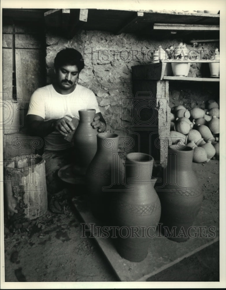 1987 Press Photo A potter created vases in the village of A&#39;ali - mja03655 - Historic Images