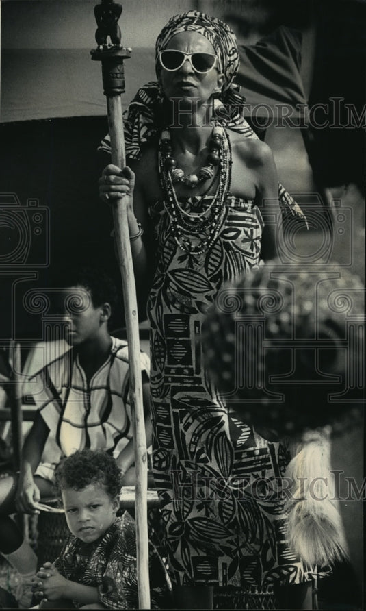 1991 Press Photo Adekola Adepano of Chicago watched a parade at a past Festival - Historic Images