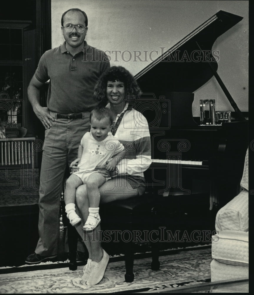 1986 Press Photo Kurt Carlson at home with his wife,Cheri and daughter, Meredith-Historic Images