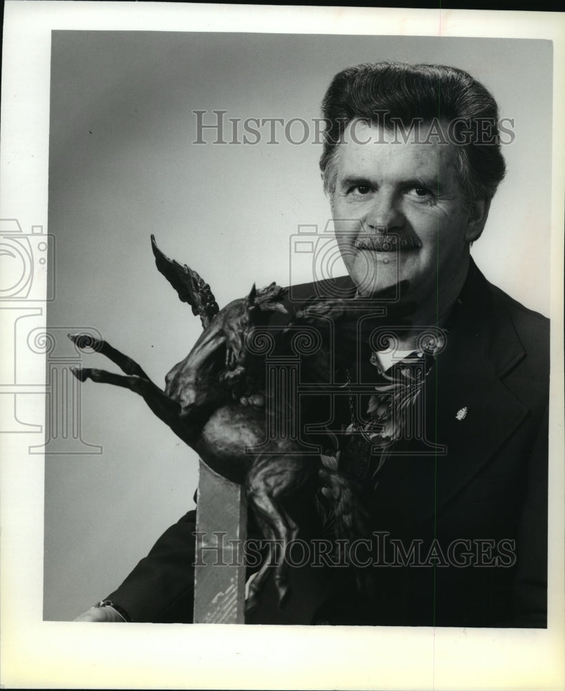 1988 Press Photo Frederick Aman posed with a wax model for his bronze sculpture - Historic Images