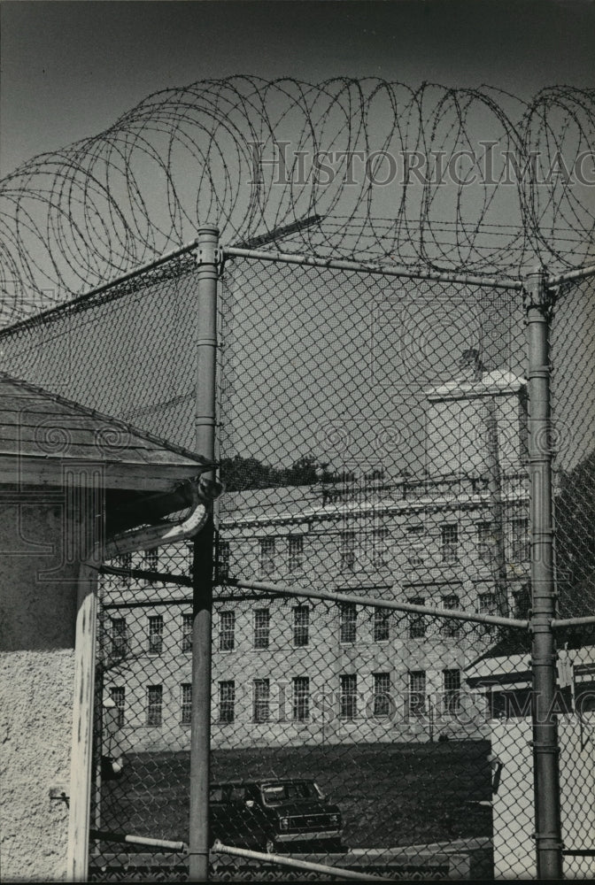 1984 Press Photo A high wire fence greeted visitors to the school - mja03748 - Historic Images