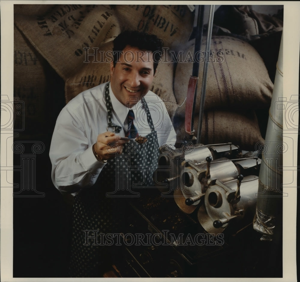 1995 Press Photo Victor Allen, pres &amp; owner of Victor Allen&#39;s coffee &amp; Tea Inc - Historic Images