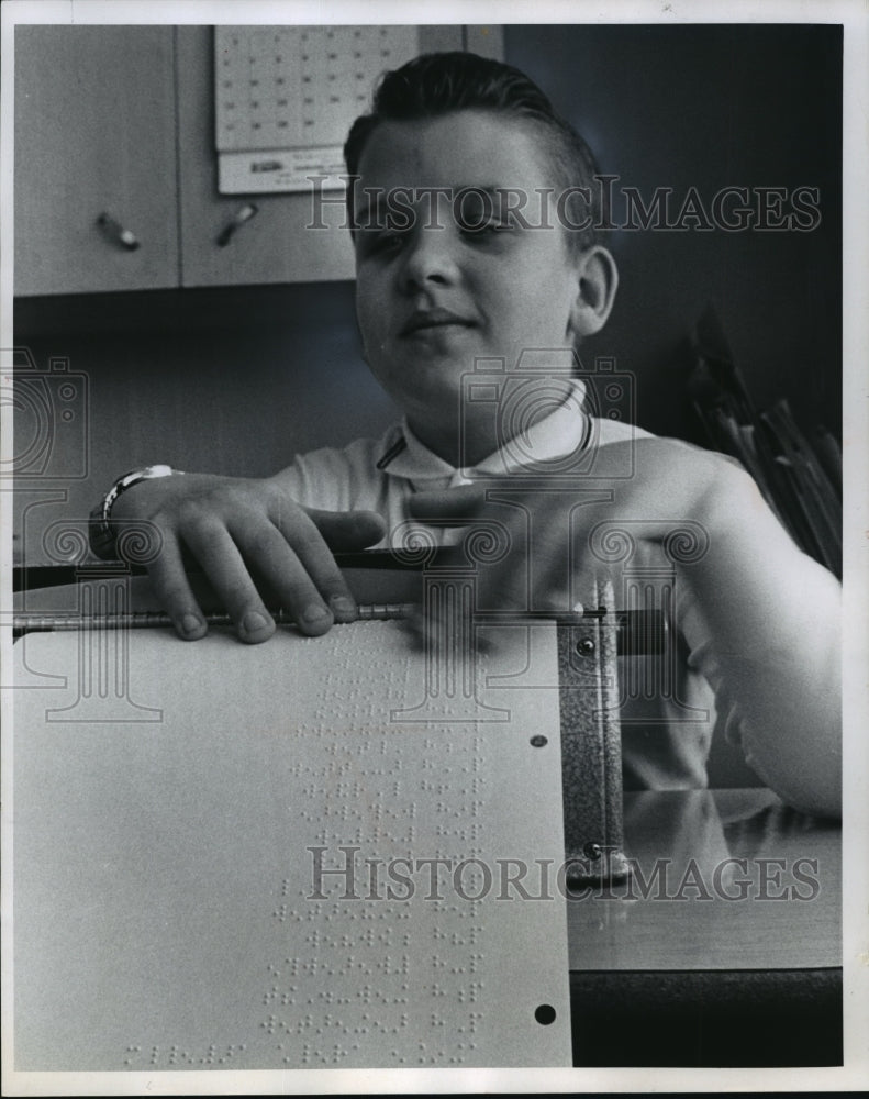 1965 Press Photo Michael Welch using Braille writer to take 6th grade spelling - Historic Images