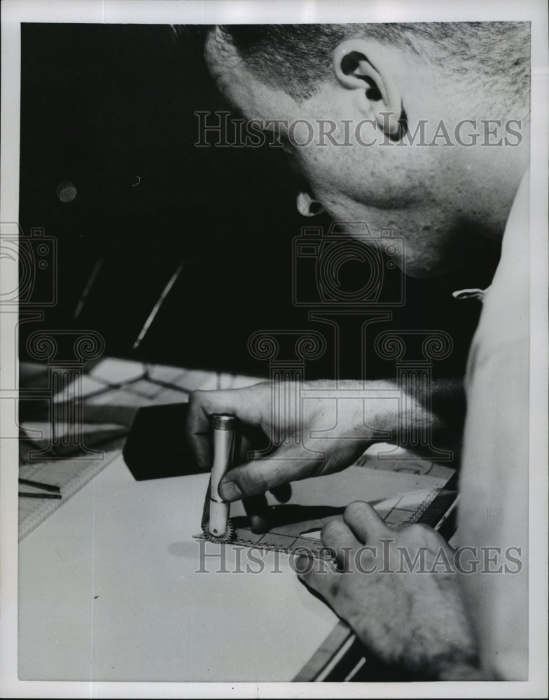 1954 Press Photo Donald Wendell, using the braille cogged wheel drawing pencil - Historic Images