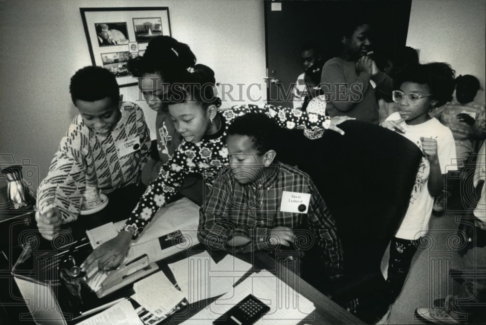 1991 Press Photo Pupils from Auer Avenue School check out the desk of Ed Levin - Historic Images