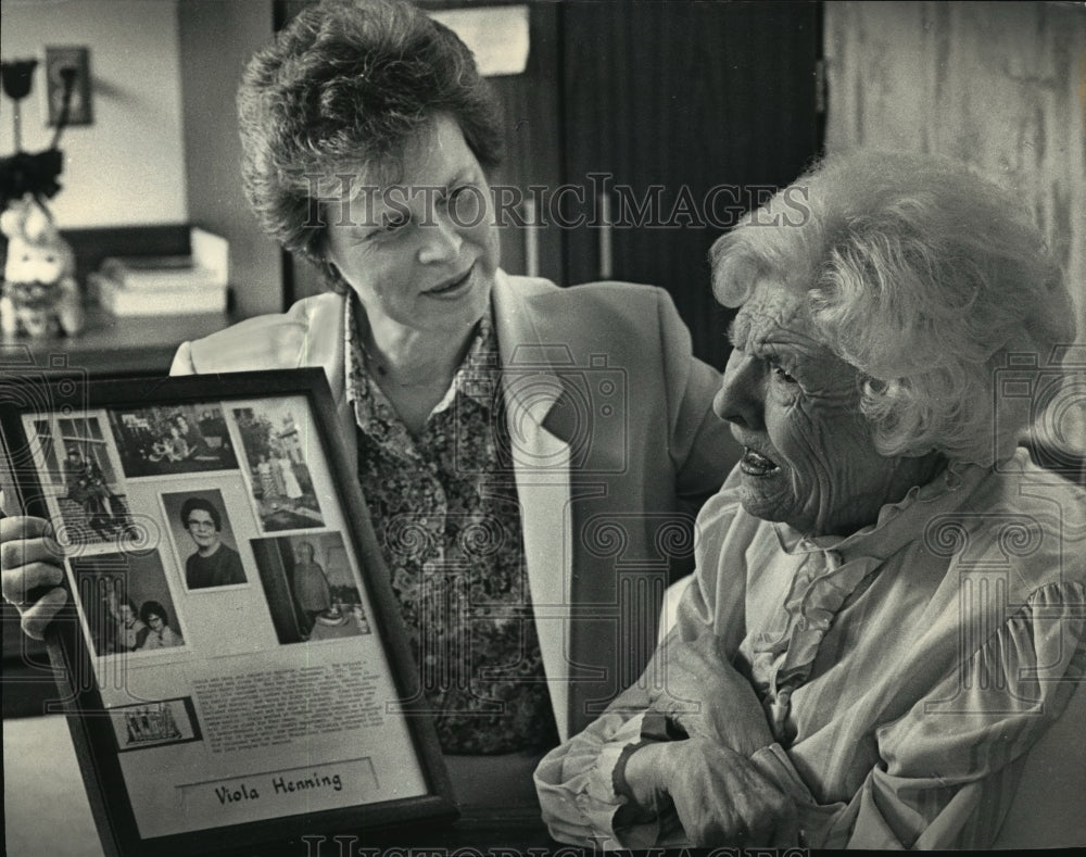 1988 Press Photo Marilyn Henning w/ her mother Viola w/ Alzheimer&#39;s Disease - Historic Images