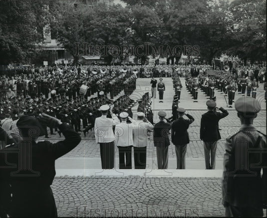1951 Press Photo American & Russian troops at Changing of Guard Ceremonies, Aus - Historic Images