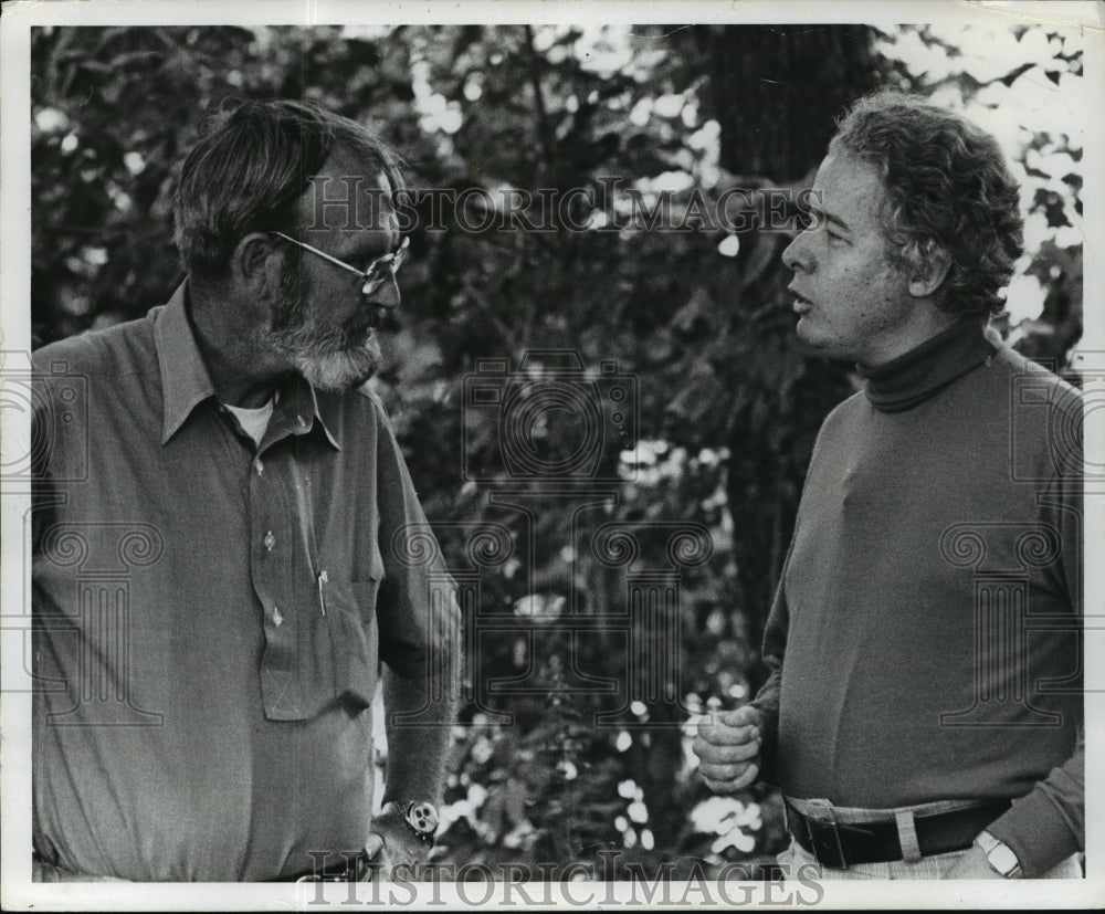 1976 Press Photo Phil Galligan of Channel 10 Talks with Art Critic Jim Auer - Historic Images