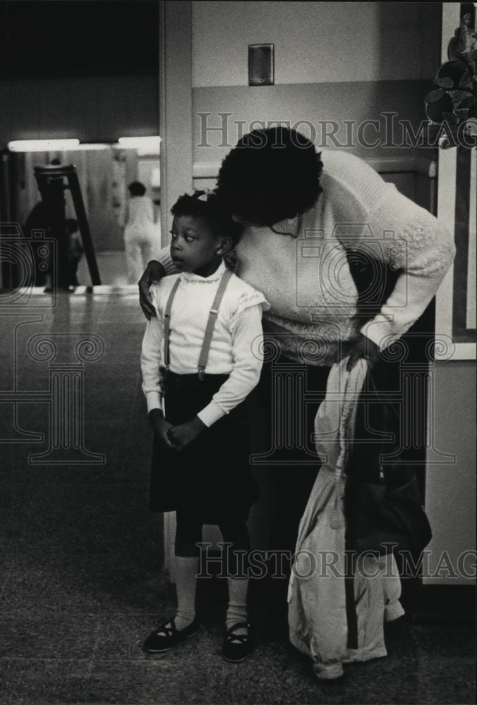 1988 Press Photo Yvonne &amp; Laloya Glass at Auer Avenue School - mja03988 - Historic Images