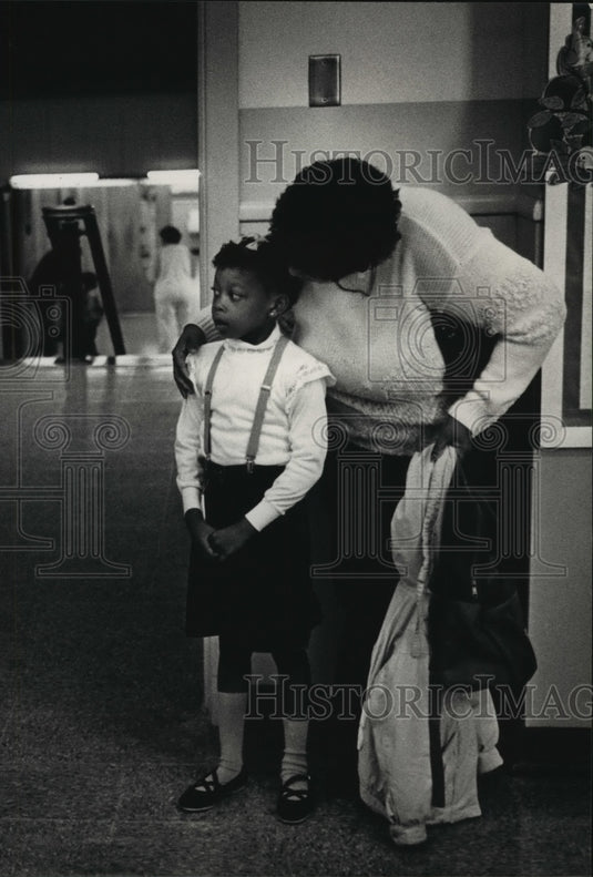 1988 Press Photo Yvonne & Laloya Glass at Auer Avenue School - mja03988 - Historic Images