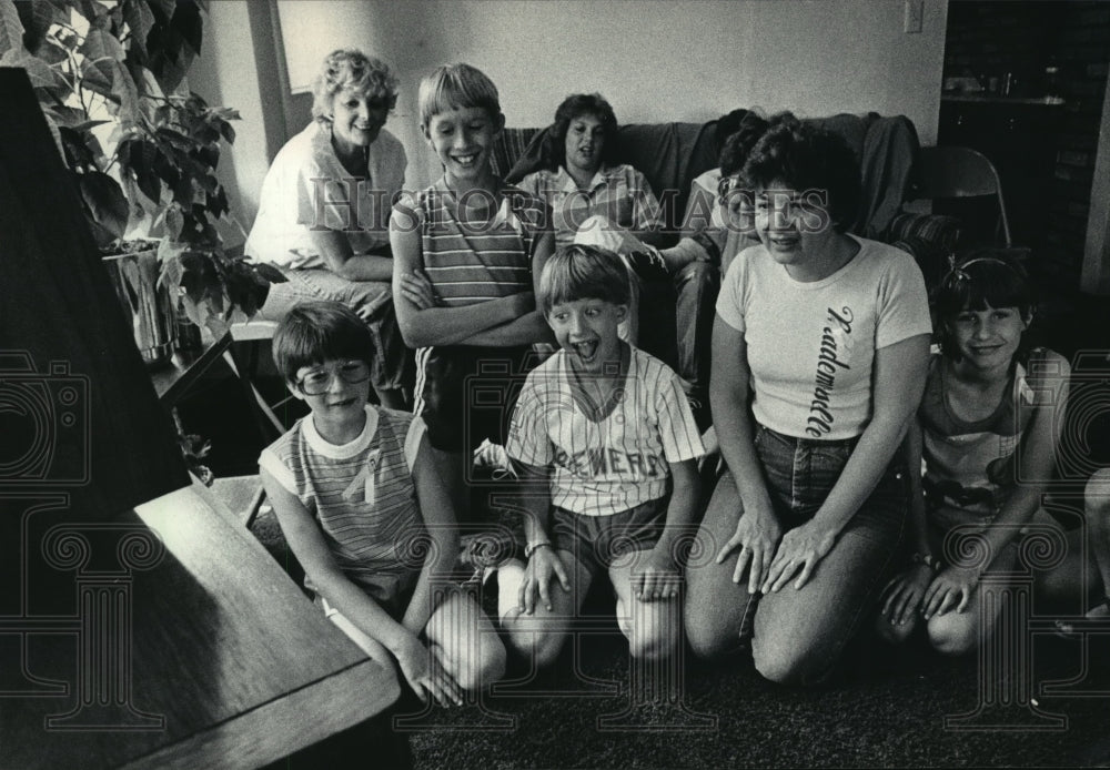 1985 Press Photo Members of Jerome Barczak&#39;s family waiting for new about plane - Historic Images