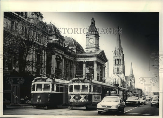 1987 Press Photo Melbourne's famous green and yellow trams take visitors to city - Historic Images
