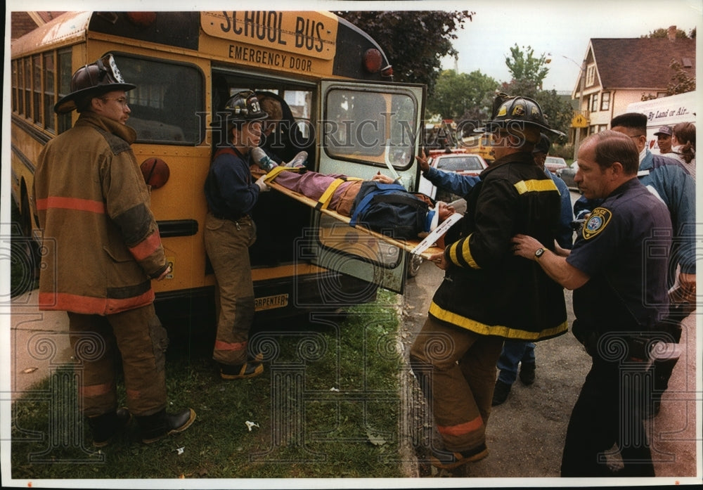 1993 Press Photo Burroughs Middle School bus accident at 2713 N 23rd St - Historic Images