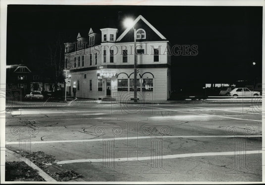 1989 Press Photo Kneisler's White House, 2900 S. Kinnickinnic Ave. - mja04338 - Historic Images