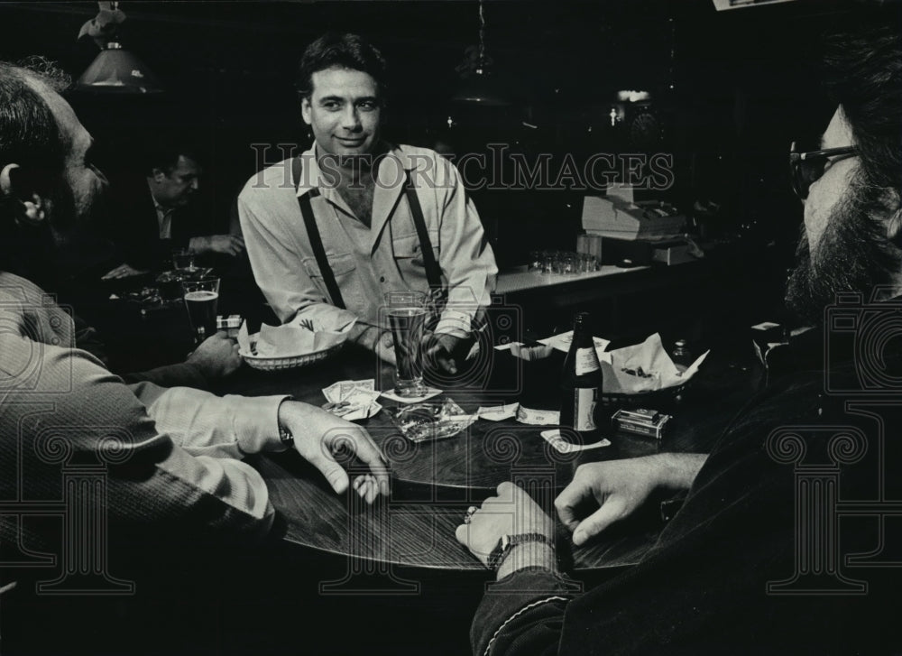 1986 Press Photo Bill Boyce shares a beer and company with The Irish Springhouse - Historic Images