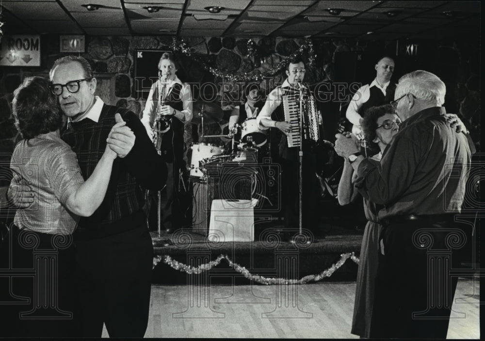 1981 Press Photo The Kenny Brandt band played as customers at the Mellody Bar - Historic Images