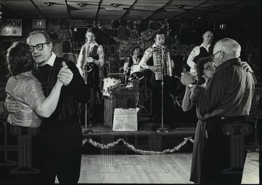 1981 Press Photo The Kenny Brandt band played as customers at the Mellody Bar - Historic Images