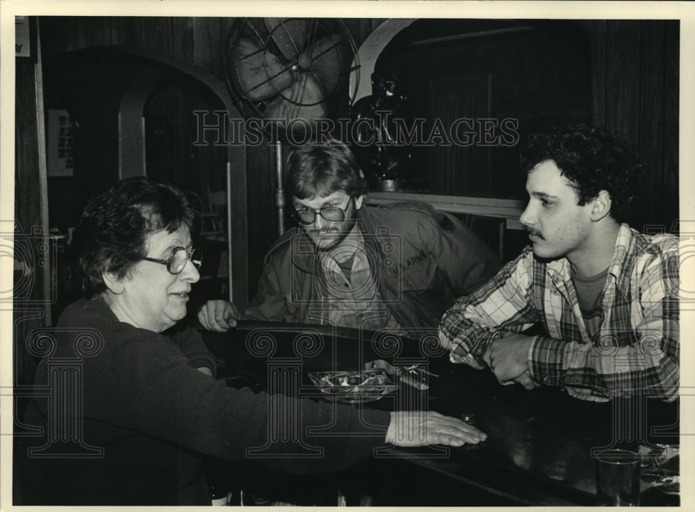 1987 Press Photo Ella Lombardi stood at bar w/ customer Mark Cross, Jim Bralick-Historic Images