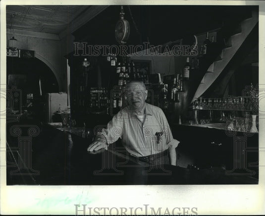 1983 Press Photo John Yosh Secord stood behind the bar of his Blue Room - Historic Images