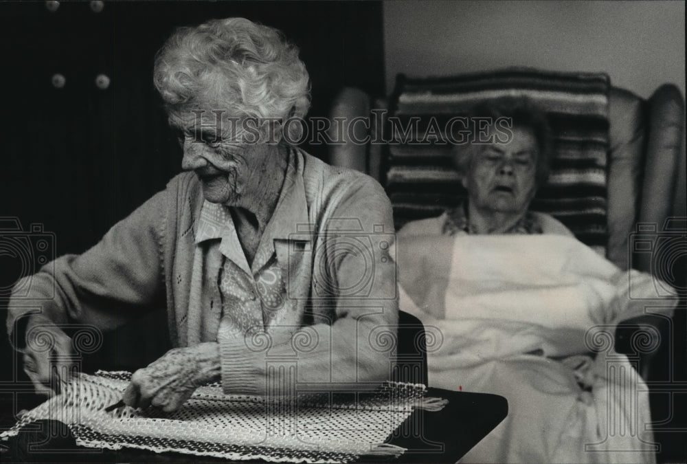1989 Sylvia Todd Weaves Adult Day Care Community Memorial Hospital-Historic Images