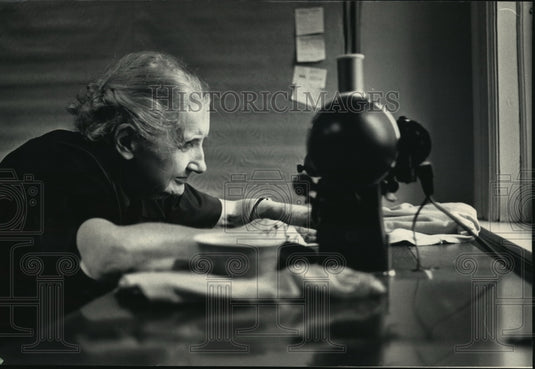 1987 Press PhotoDorothy Ebert labored intently at her sewing machine at Angell's - Historic Images