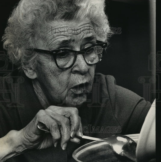 1989 Press Photo Elizabeth O'Brien stirs the pot - mja04588 - Historic Images