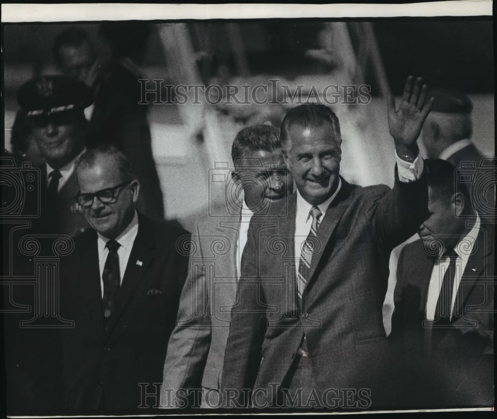 1970 Press Photo Vice President Spiro Agnew walked with Rep Henry Schadeberg - Historic Images