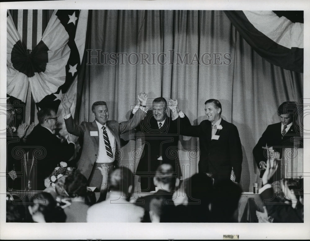 1970 Press Photo VP Spiro Agnew clasped hands w/ Republican candidates - Historic Images