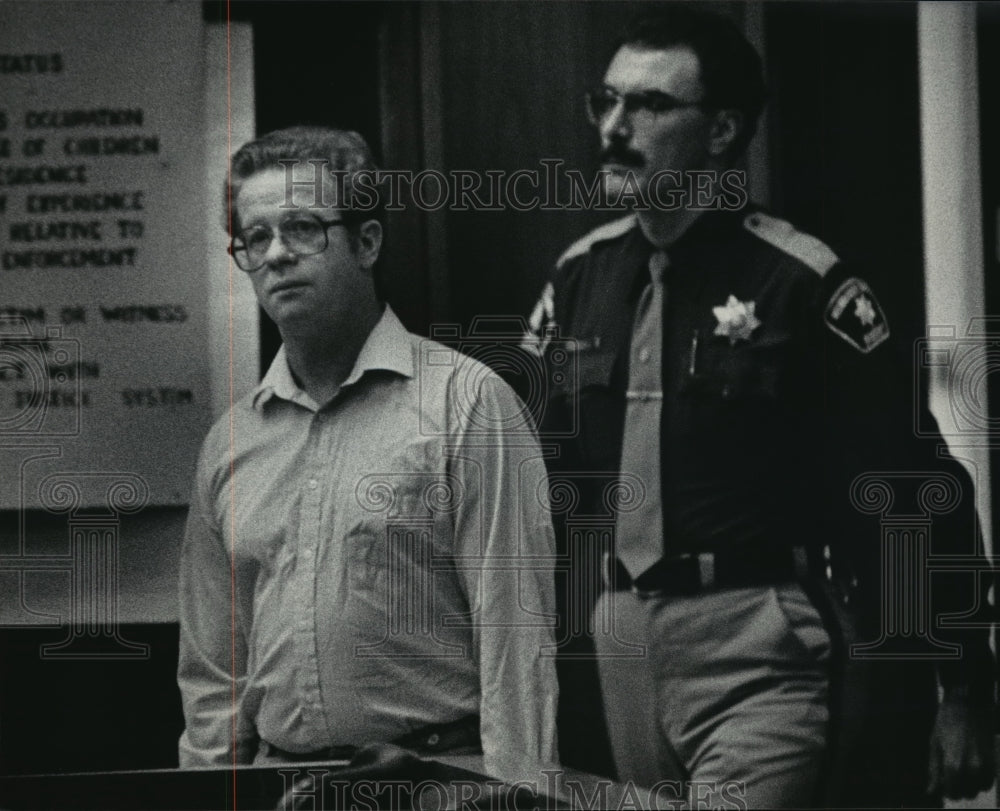 1985 Press Photo Joseph Brandt entered court where he was sentenced in prison - Historic Images
