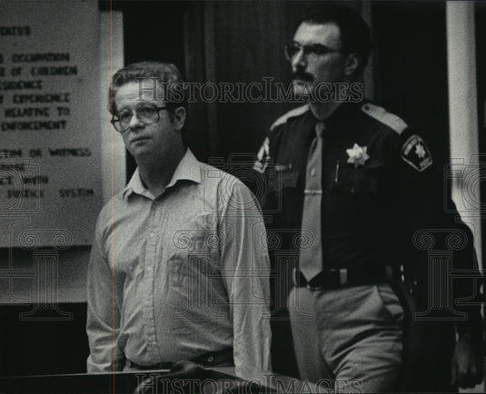 1985 Press Photo Joseph Brandt entered court where he was sentenced in prison - Historic Images