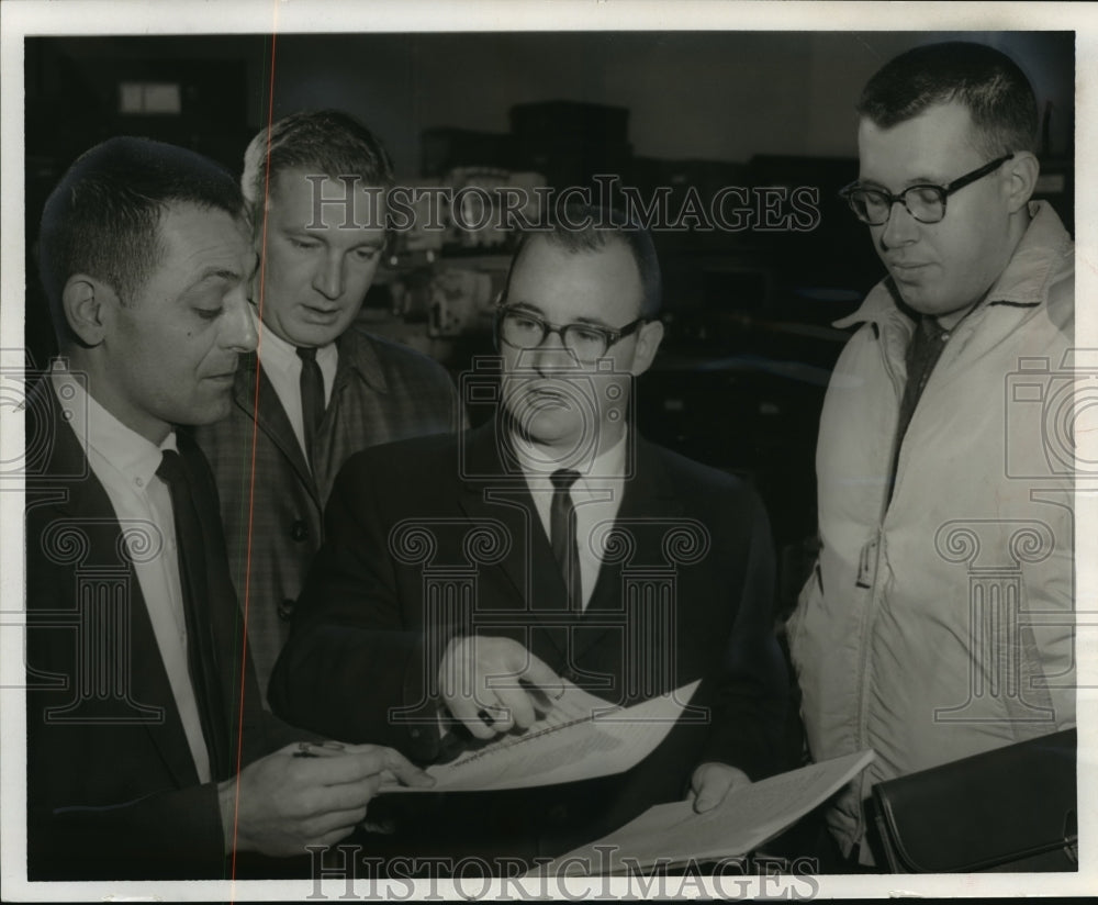 1964 Press Photo Dale Brasser, chairman committee for electing alderman - Historic Images