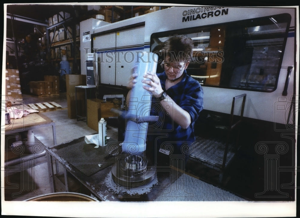 1994 Press Photo Todd Casil at Ameteks Sheboygan plant - mja04707 - Historic Images