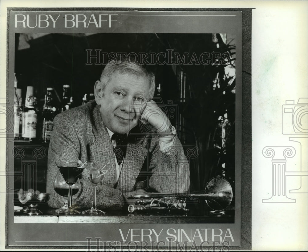 1982 Press Photo Ruby Braff posing with his trumpet on the bar - mja04713 - Historic Images