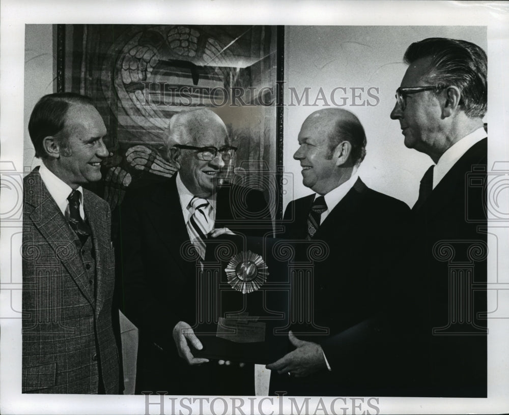 1973 Press Photo Oscar Braeger receiving a plaque from Chevrolet Division of GM - Historic Images