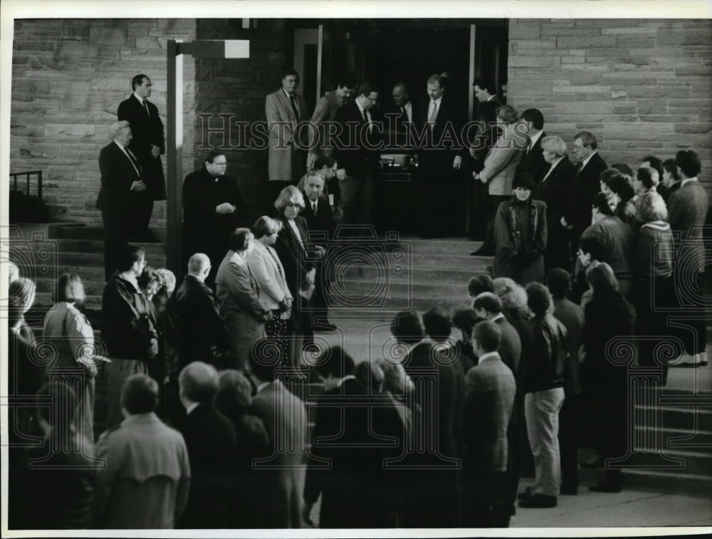 1993 Press Photo Dale Breitlow being carried out of Mt. Zion Evangelical Church - Historic Images