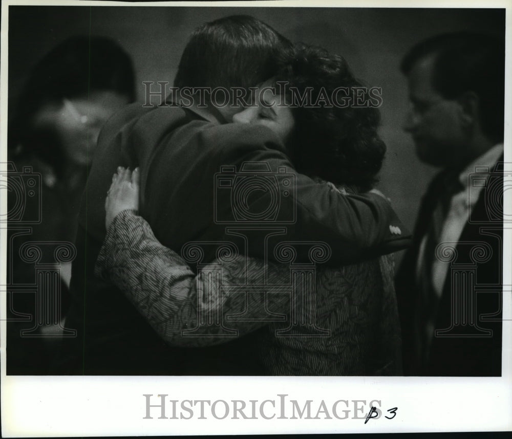 1994 Press Photo Sue Breitlow is hugged by Al Breitlow after trial - mja04718 - Historic Images