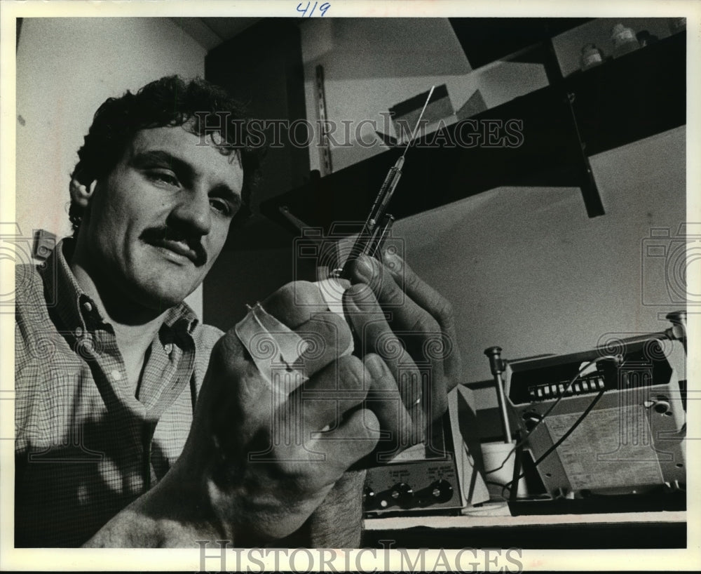 1980 Press Photo Bruce R. Branchini carried out a firefly experiment in his lab - Historic Images