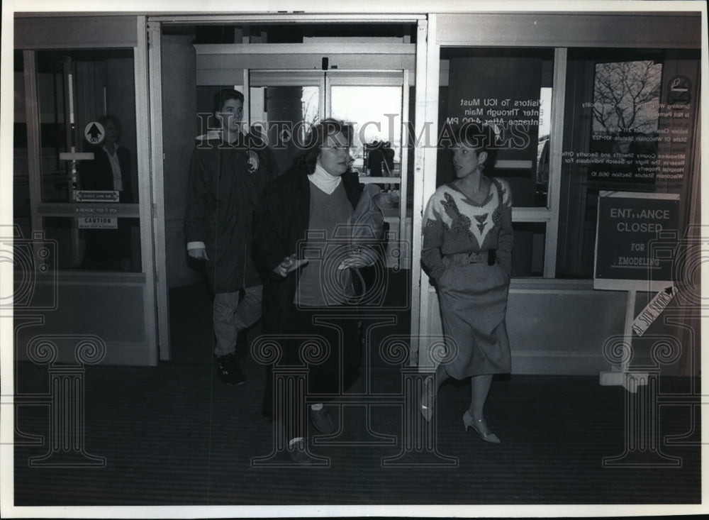 1993 Press Photo Susan Breitlow is escorted by an unidentified social worker - Historic Images