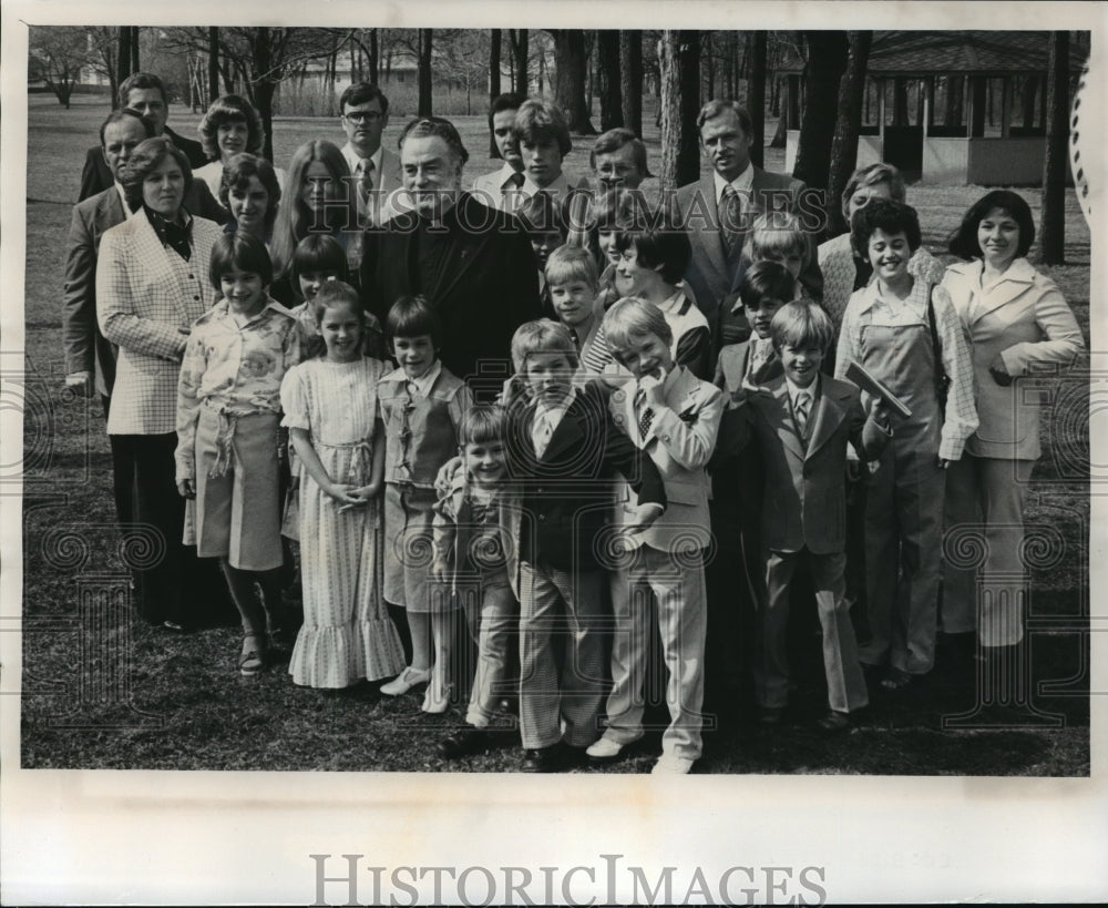 1977 Press Photo Father Henry Brennan stood with his children and grandchildren - Historic Images