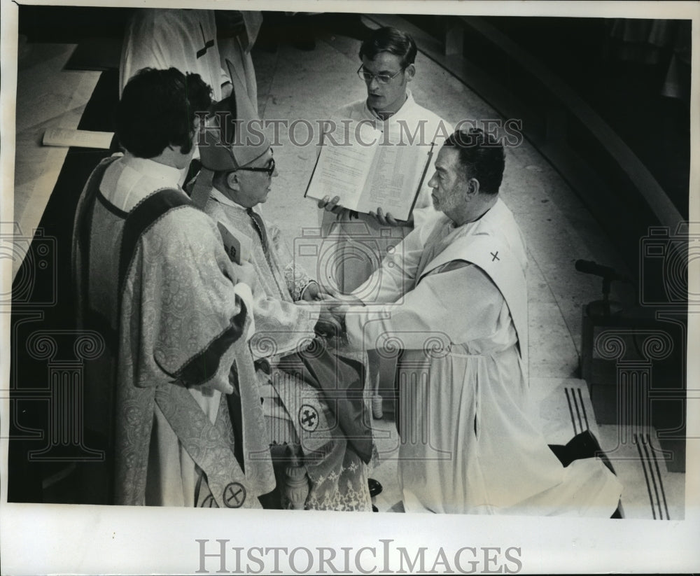 1977 Press Photo Fr. Henry F. Brennen Jr. at Chapel of Comdius Health Center - Historic Images
