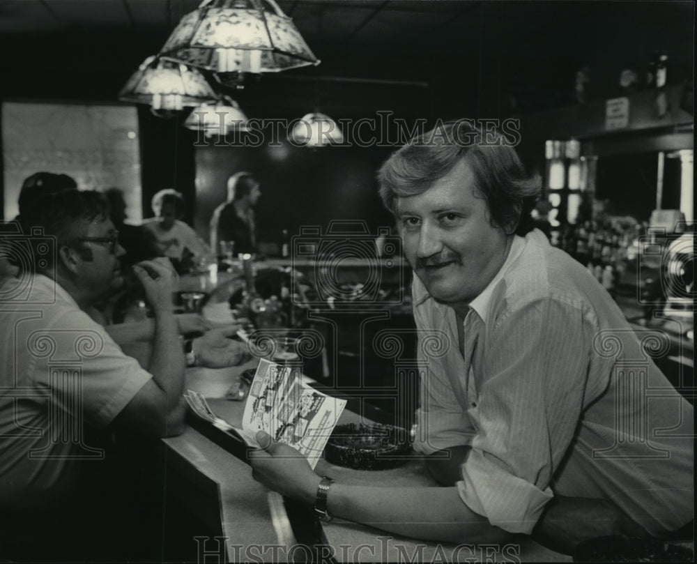 1985 Press Photo Bartender Douglas Egan with raffle tickets at Leprechaun Lounge - Historic Images
