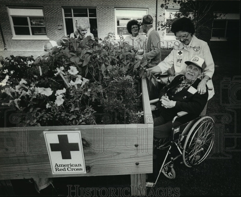 1983 Press Photo Hazel Luckes, an American Red Cross volunteer - mja04772 - Historic Images