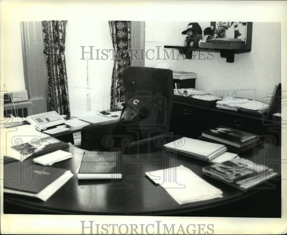 1981 Press Photo The staff in his press office placed this toy bear in his chair - Historic Images