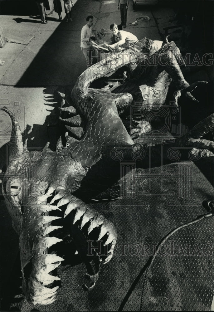 1987 Press Photo A 30 foot fiberglass dragon sculpture by artist Terese Agnew - Historic Images