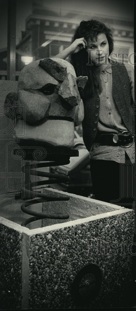 1988 Press Photo Terese Agnew with her Stone Jack in the Box at the Aristoi Gall - Historic Images