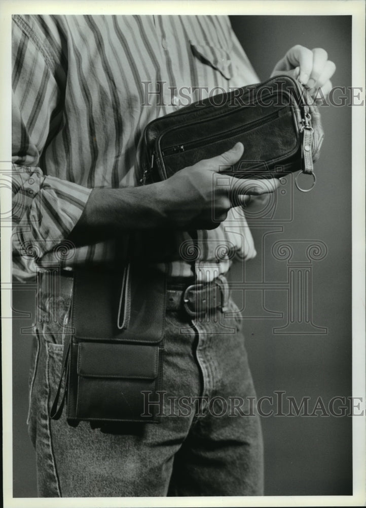 1994 Press Photo Rolfs&#39; new handbags for men - mja04857 - Historic Images