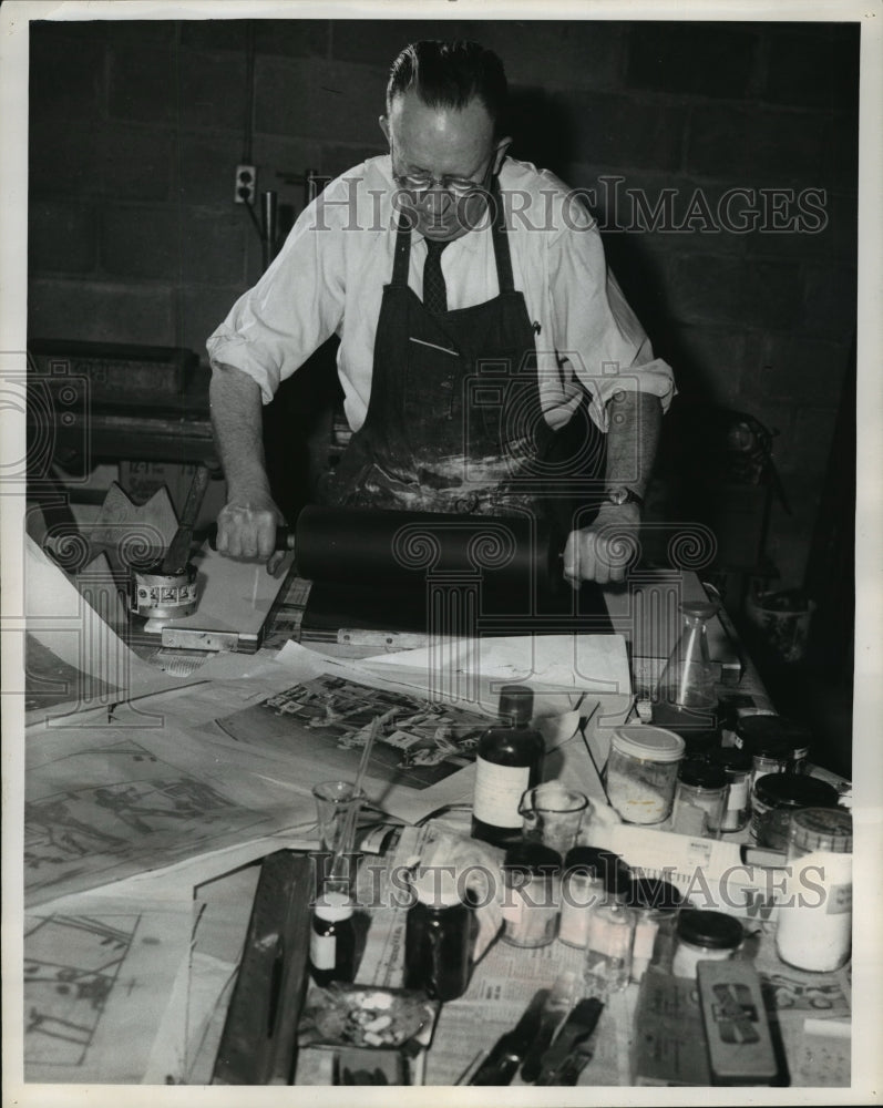 1961 Press Photo Brandt carefully prepare the ink roller which was used to stone - Historic Images