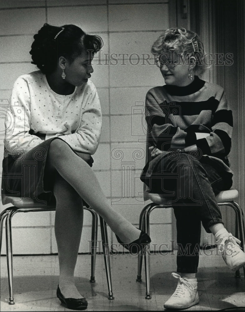 1988 Press Photo Jovita Brantley talks with Katie Neuenfeldt during a program - Historic Images